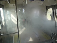 列車の床下から白煙が発生