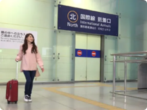 เมื่อออกจากประตูผู้โดยสารขาเข้าของสนามบินนานาชาติ Kansai ให้เดินไปยังสถานี Kansai-airport ของ JR ที่ตั้งอยู่ภายในอาคารสนามบิน