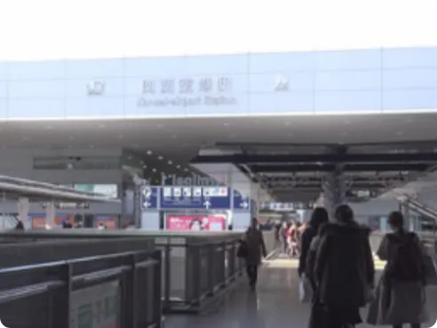 เดินข้ามสะพานที่เชื่อมต่ออาคารผู้โดยสารสนามบินนานาชาติ Kansai กับสถานี Kansai-airport ของ JR
