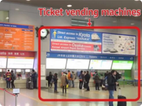 เพื่อตอบสนองความต้องการของผู้โดยสารทุกคน ภายในสถานี Kansai-airport ของ JR จะมีทั้งเคาน์เตอร์จำหน่ายตั๋วของ JR-WEST (Midori-no-Madoguchi) เครื่องจำหน่ายตั๋วสีเขียว และเครื่องจำหน่ายตั๋วทั่วไป