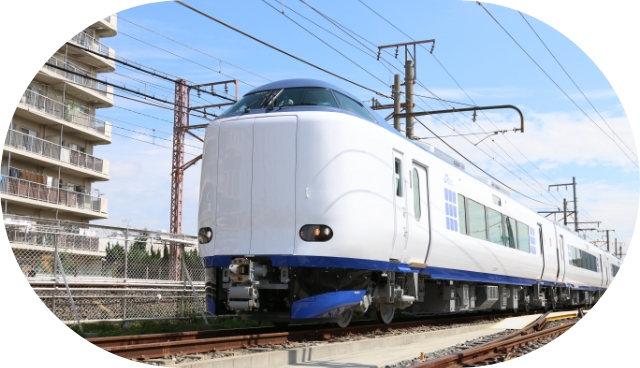 都市部を走るJRの列車。大阪の新たな鉄道ネットワークとなる「なにわ筋線」開通のイメージ
