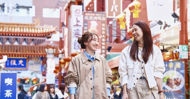 神戸 アーバンリサーチのふたりが南京町を歩く様子の写真