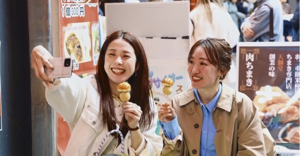神戸 アーバンリサーチのふたりが南京町で自撮りをしながらグルメを楽しむ様子の写真