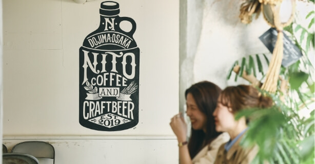 大阪 NITO COFFEE AND CRAFT BEERの壁に描かれているストアサインの写真