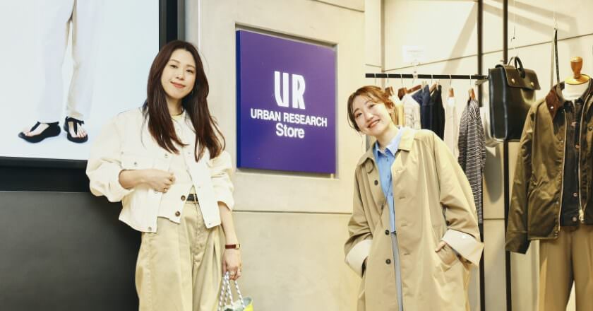 大阪 アーバンリサーチのふたりがストアサインの前に立っている様子の写真