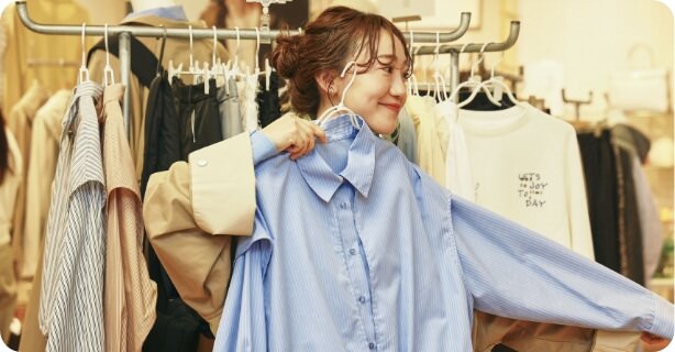 大阪 アーバンリサーチストアでお洋服の試着を楽しむ様子の写真 2枚目