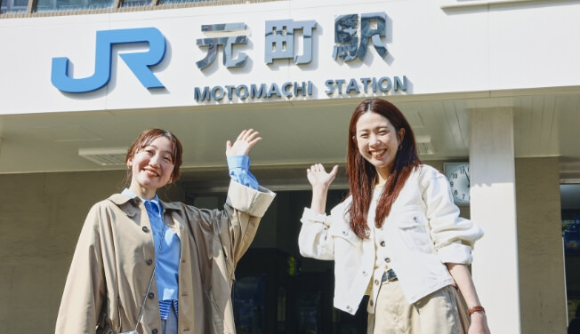 アーバンリサーチのふたりがJR元町駅のサインの前でポージングしている様子の写真
