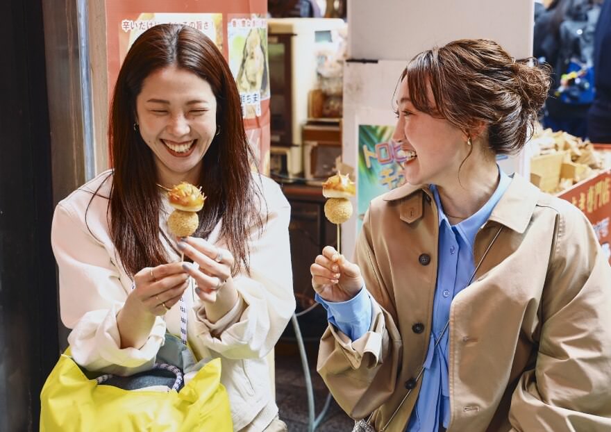 アーバンリサーチのふたりが南京町でグルメを楽しむ様子の写真