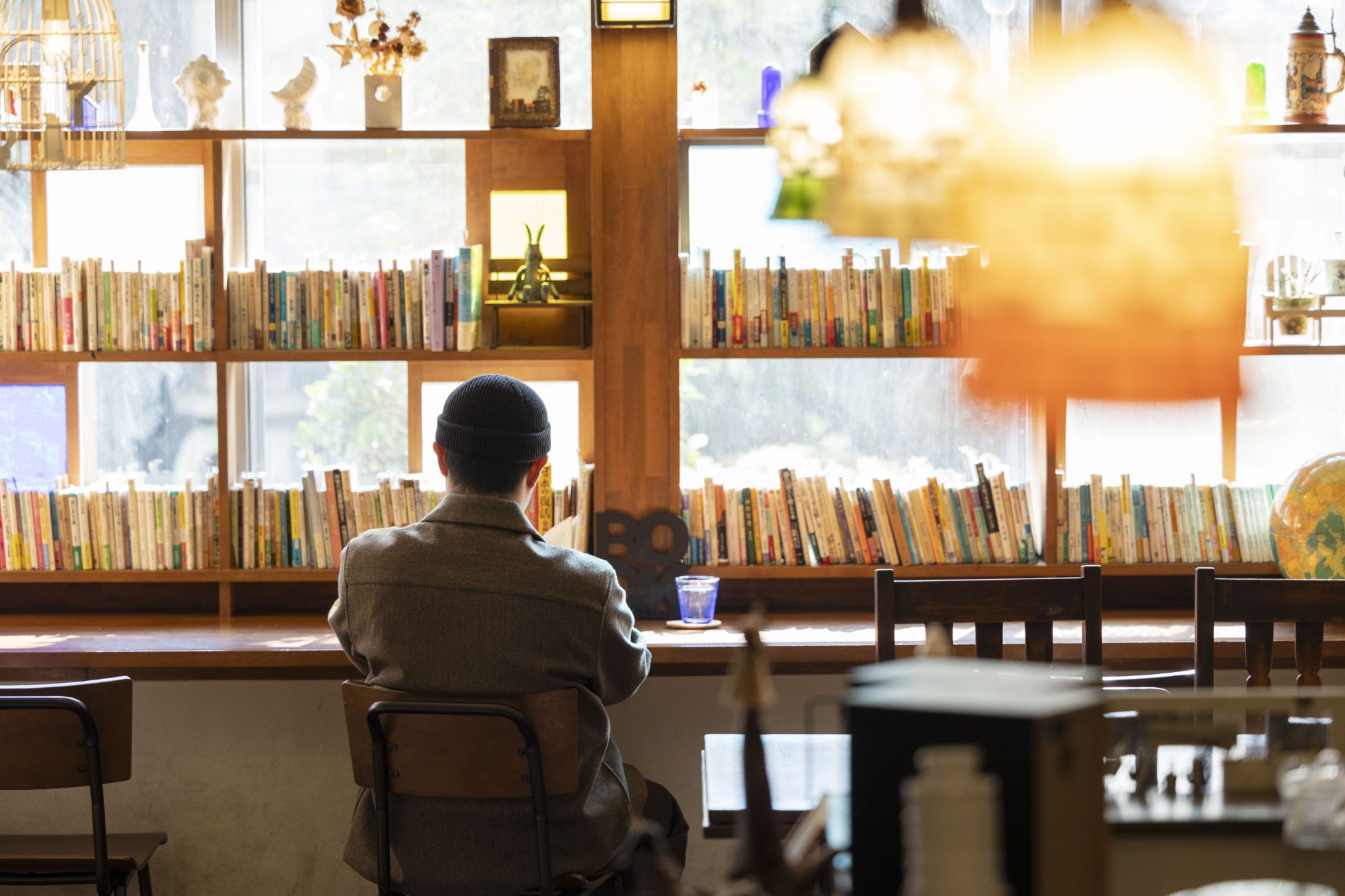 maco maretsさんが月明かりの書斎で本を読む様子