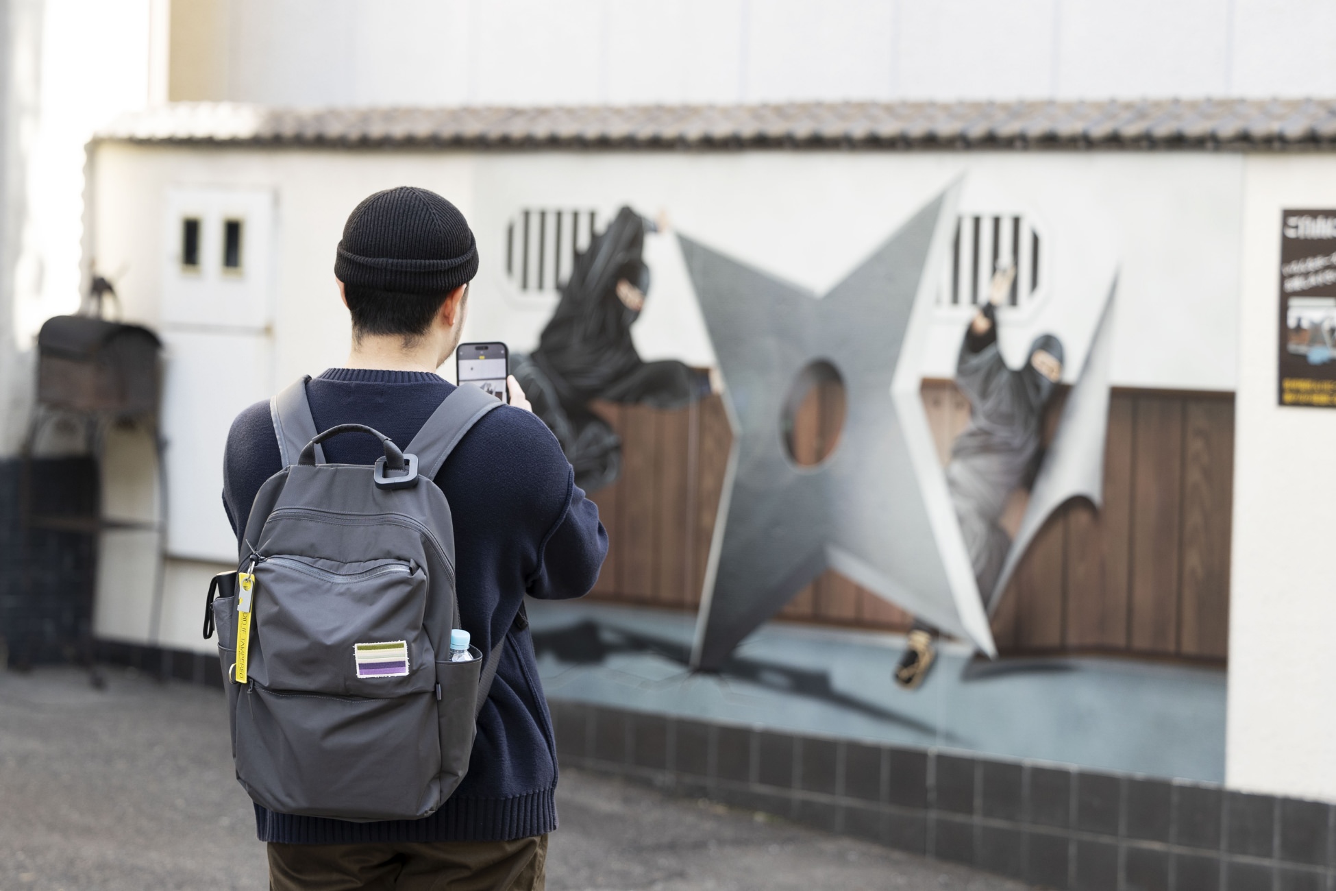 maco maretsさんが伊賀上野の街中にある忍者の写真を撮る様子
