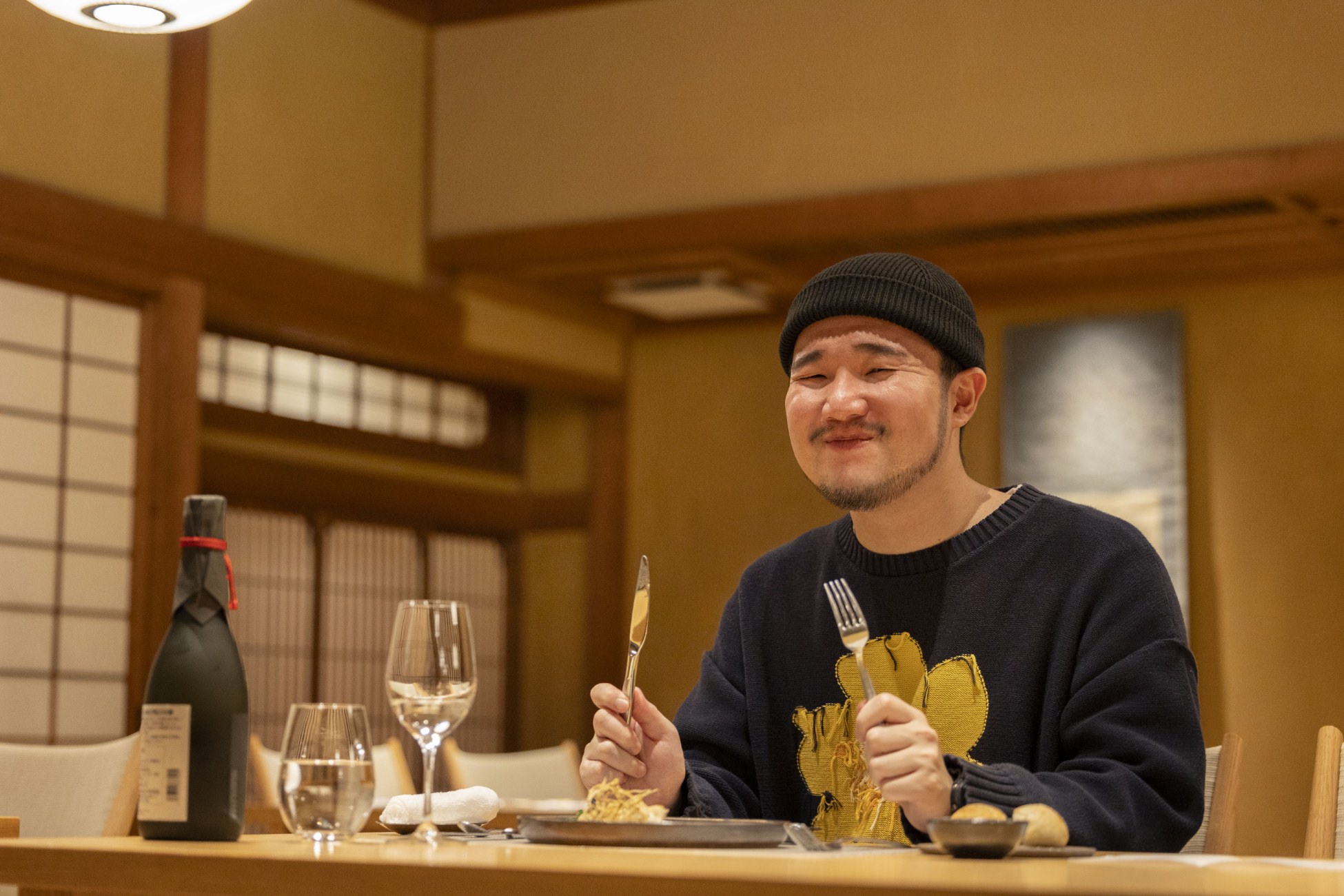 maco maretsさんがNIPPONIAのレストランで食事をとる様子