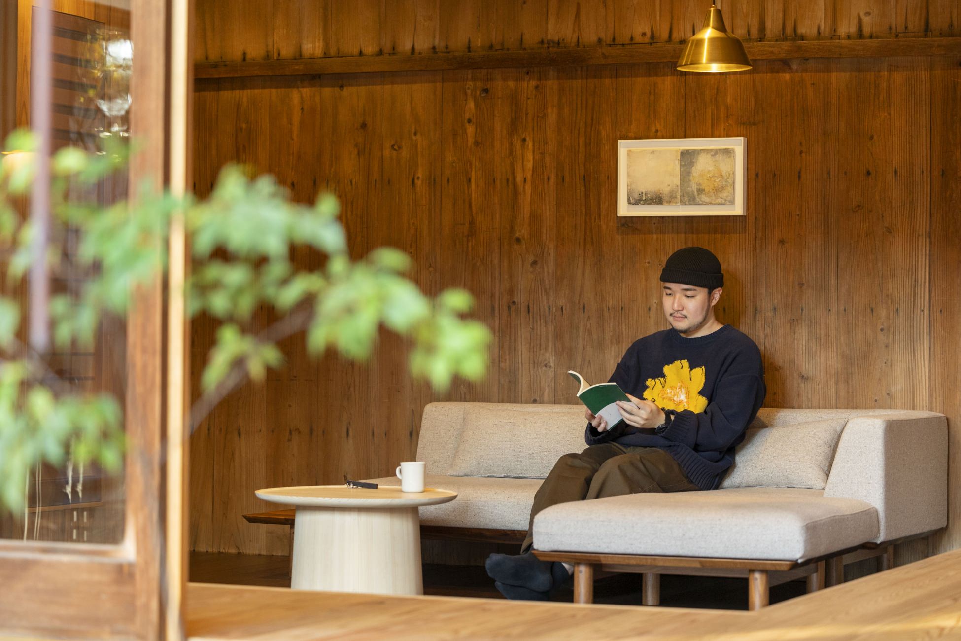 maco maretsさんがNIPPONIA HOTEL 伊賀上野 城下町 NOMATSU棟のソファでくつろぐ様子