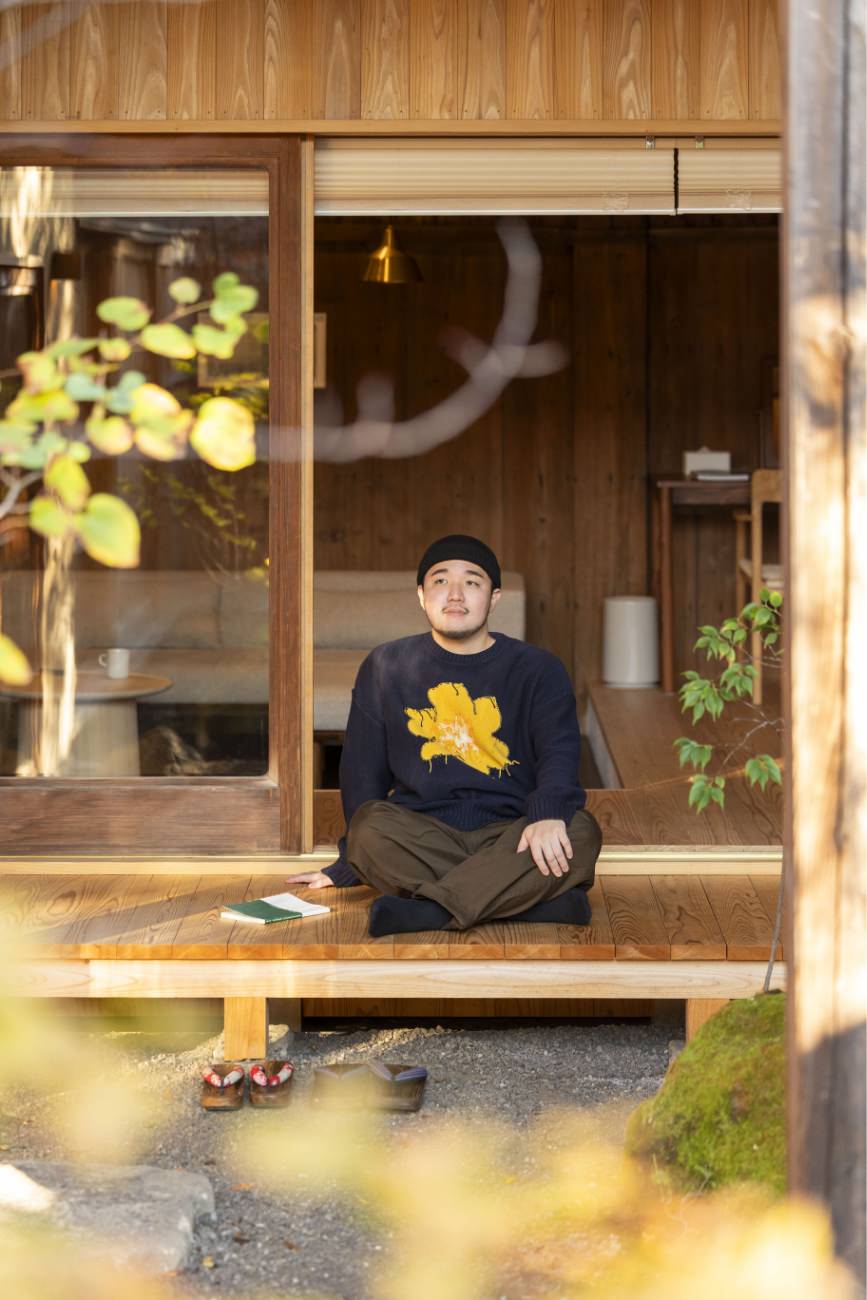 maco maretsさんがNIPPONIA HOTEL 伊賀上野 城下町 NOMATSU棟の縁側でくつろぐ様子