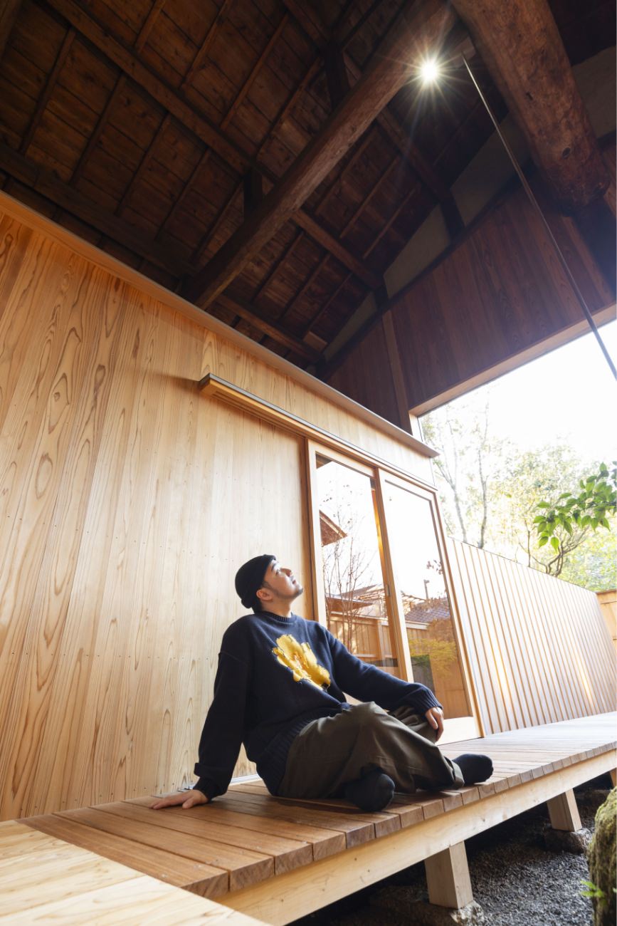 maco maretsさんがNIPPONIA HOTEL 伊賀上野 城下町 NOMATSU棟の縁側でくつろぐ様子