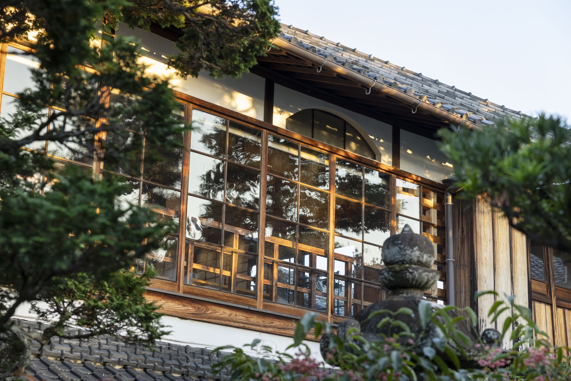 NIPPONIA HOTEL 伊賀上野 城下町のレストランLE UNを外から見た様子