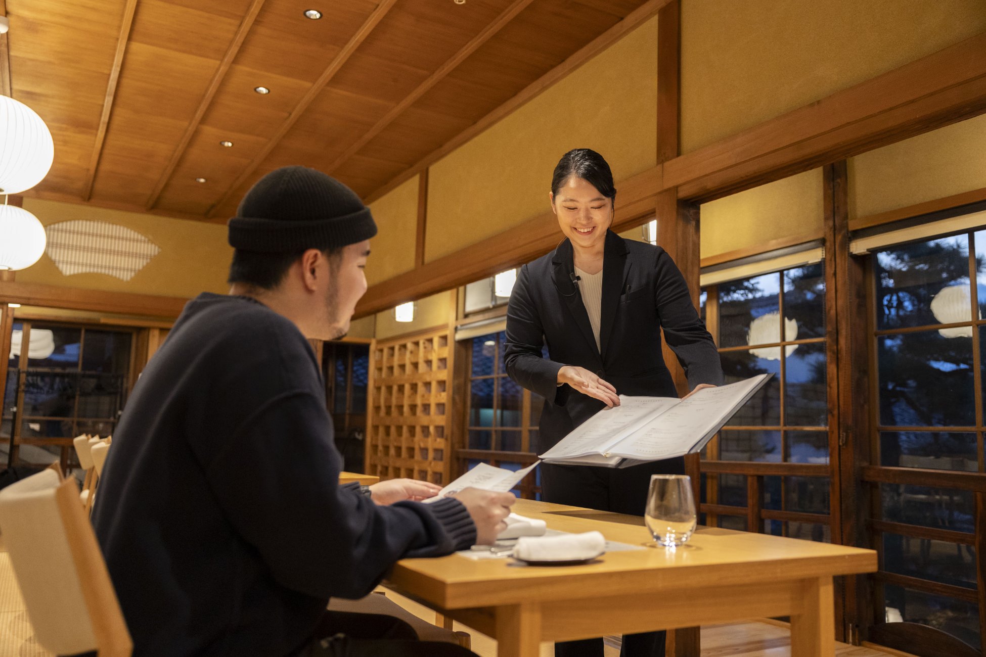 maco maretsがNIPPONIA HOTEL 伊賀上野 城下町のレストランLE UNのディナーでドリンクを注文する様子