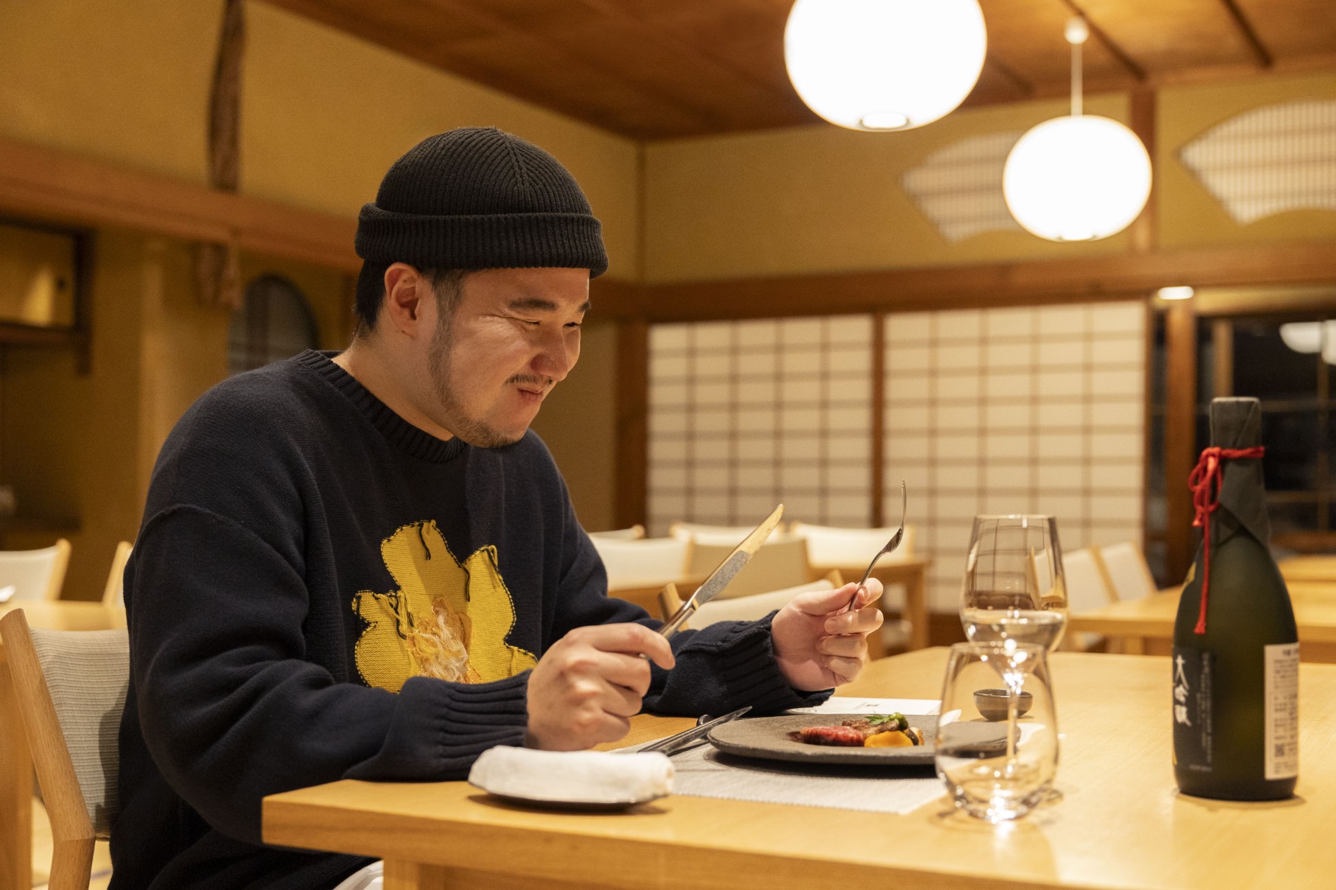 maco maretsさんが料理を食べている様子