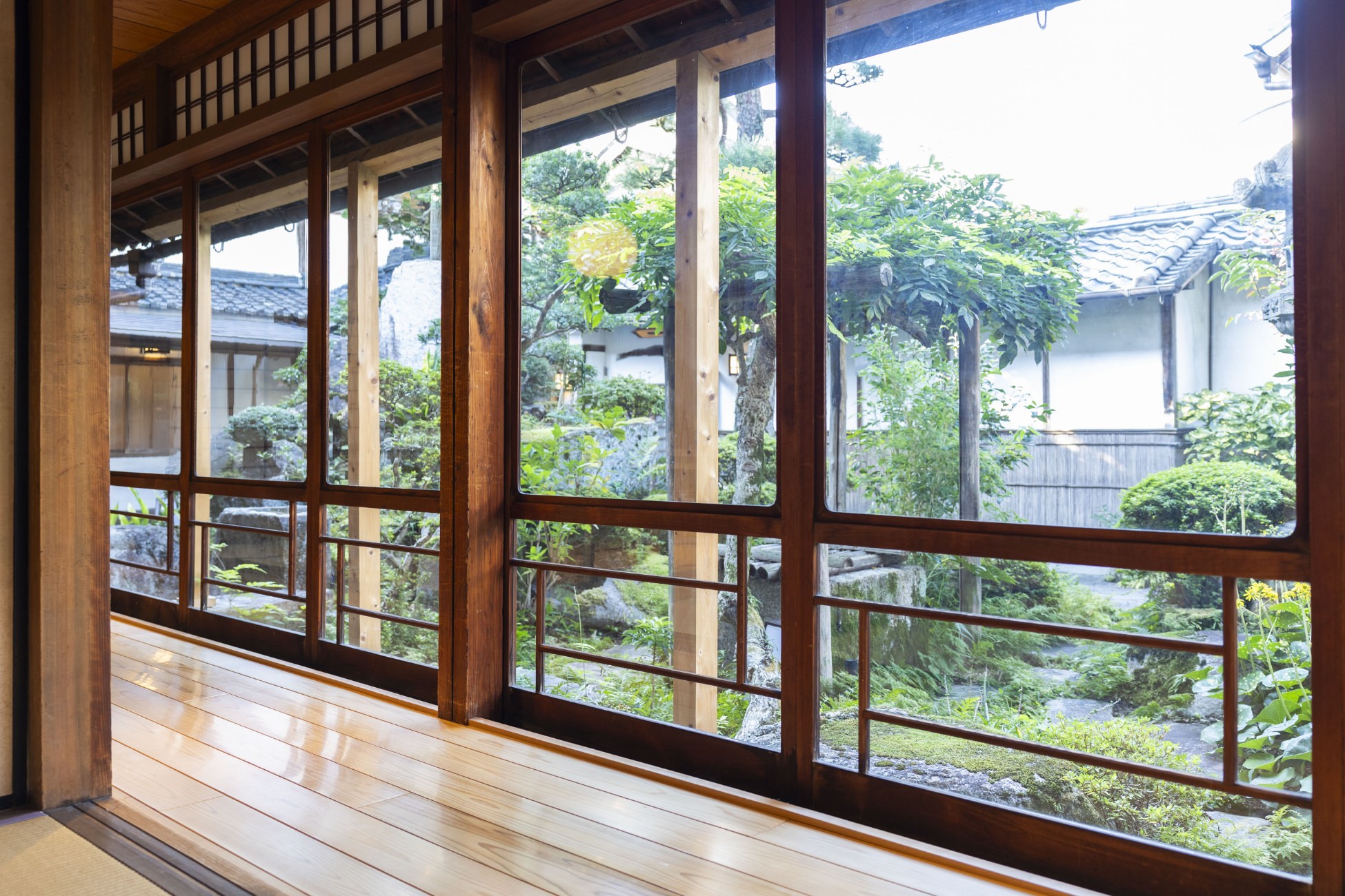 NIPPONIA HOTEL 伊賀上野 城下町のレストランLE UNの庭の風景