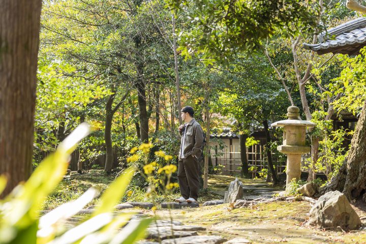 maco maretsさんが蓑虫庵の庭園を眺める様子