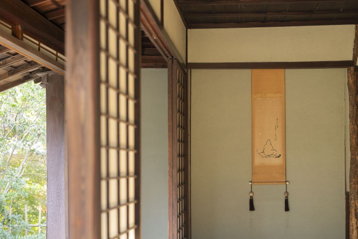蓑虫庵内のダルマの掛け軸