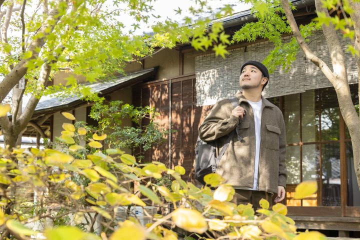 maco maretsさんが蓑虫庵の庭園を眺める様子