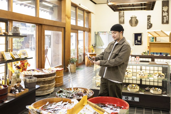 maco maretsさんが宮崎屋の養肝漬を手に取る様子