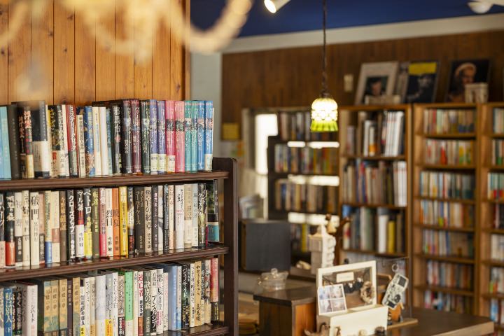 月明かりの書斎の本棚