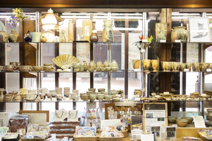 むらい萬香園の内観 店で販売されている茶器