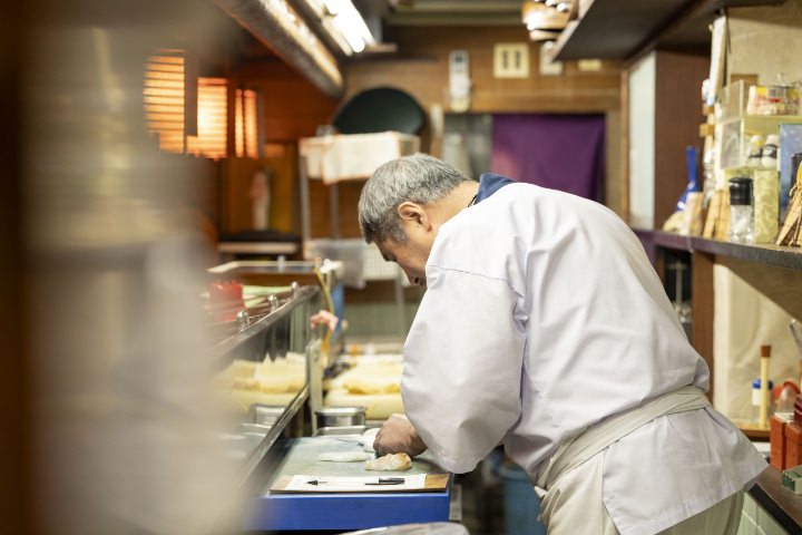 忍び寿しの大将が魚を捌く様子
