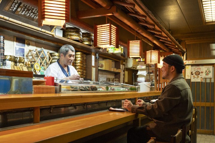 忍び寿しの大将と会話するmaco maretsさん