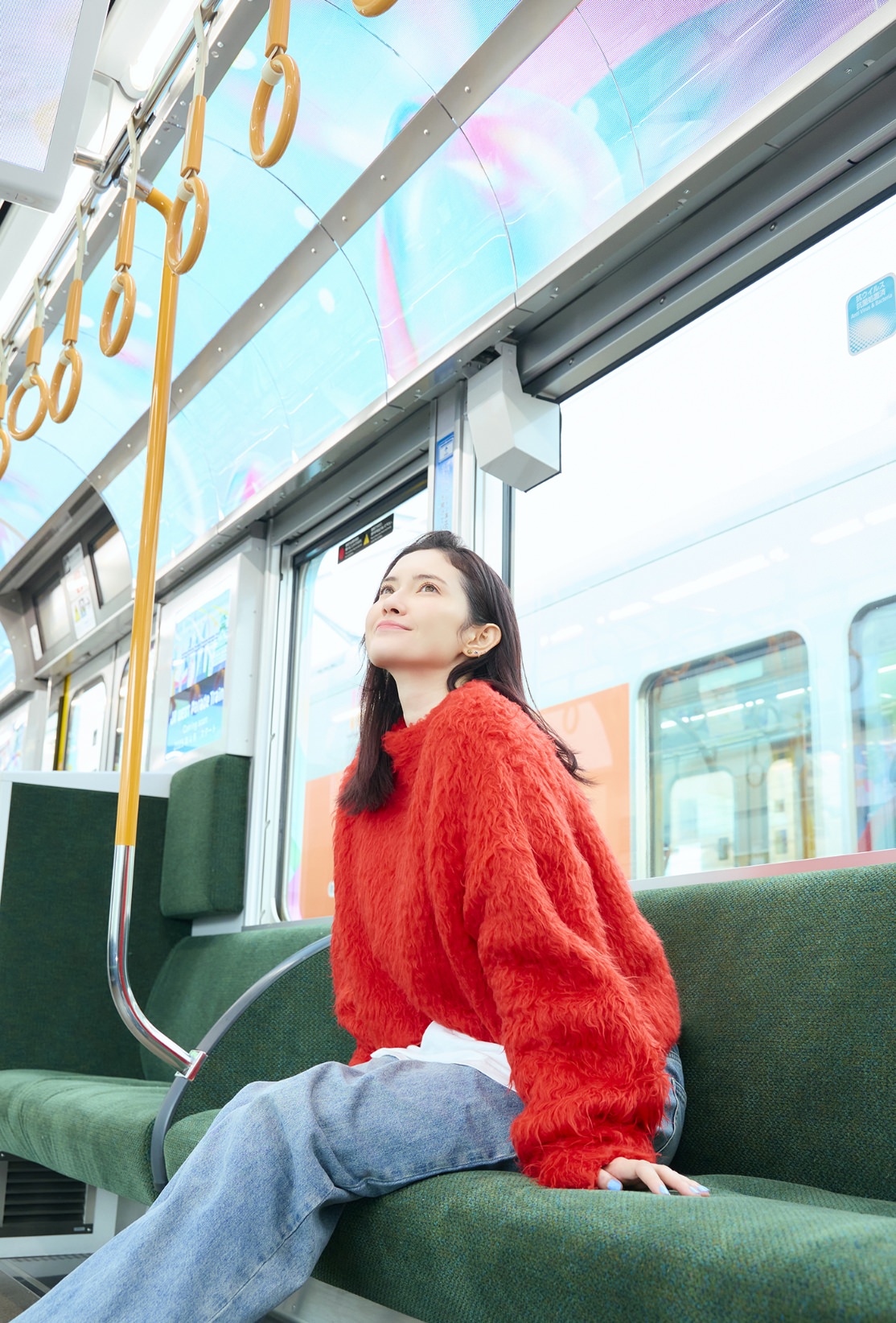 ラッピング車両「JR WEST Parade Train」の車内に座る市川紗椰さん