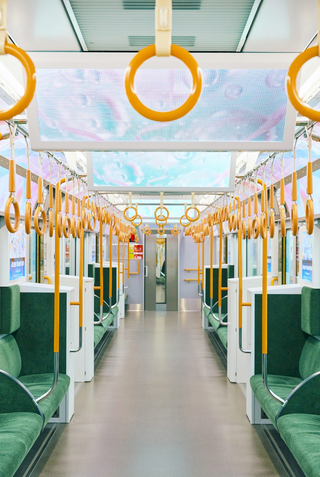 ラッピング車両「JR WEST Parade Train」の車内