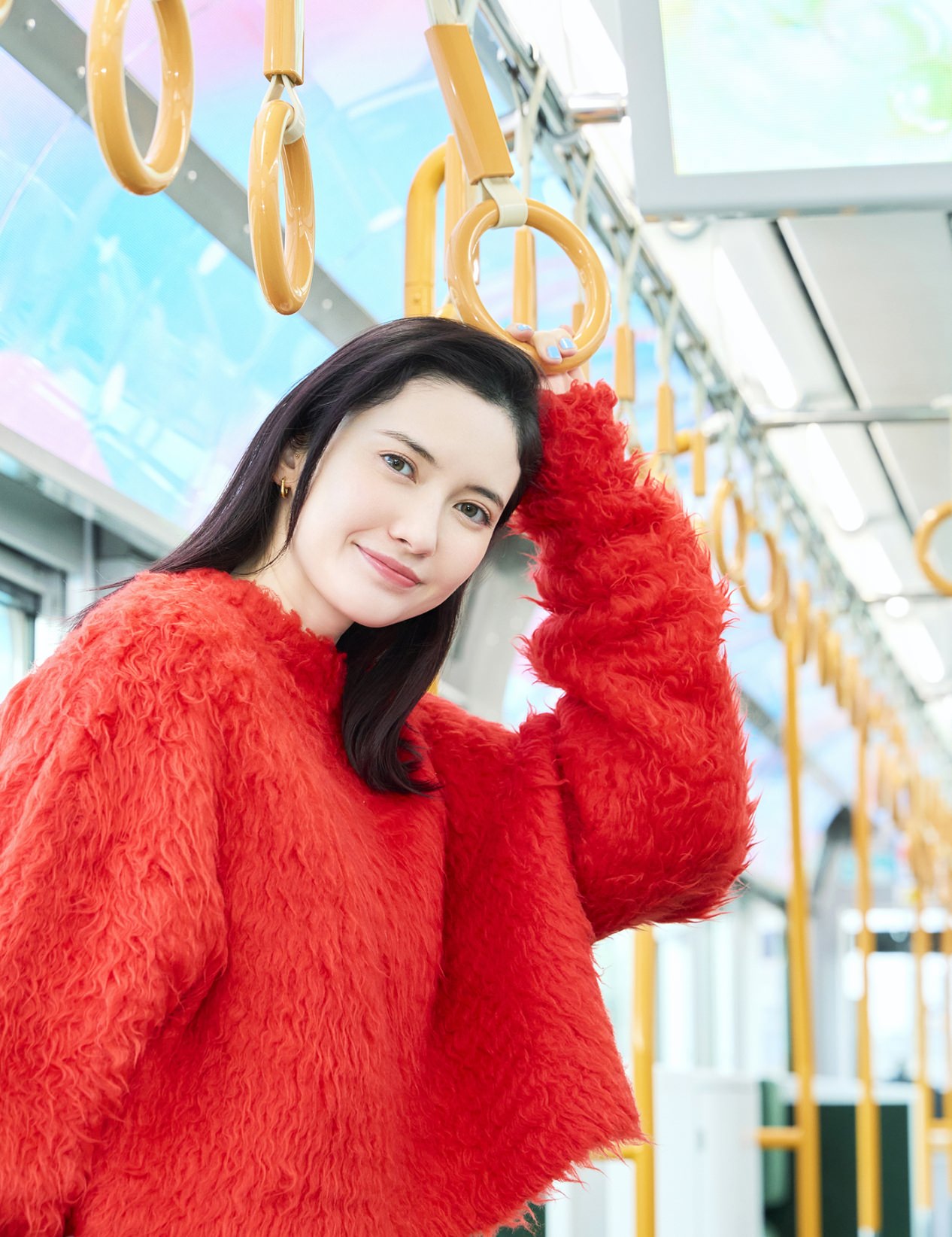 ラッピング車両「JR WEST Parade Train」の車内に立つ市川紗椰さん