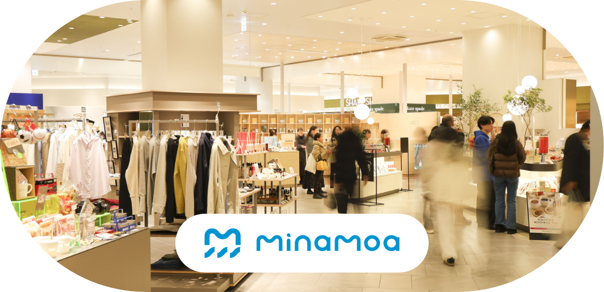 広島駅直結の商業施設minamoaのショップフロア。多くの人が買い物を楽しむにぎやかな空間